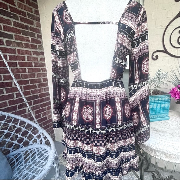 Patterned Lady’s Dress with Open Back and Ruffle Trim; Size Small - Picture 5 of 6